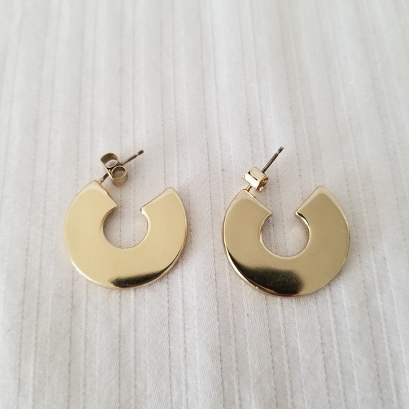 Jewelry - Shiny Goldtone Earrings.